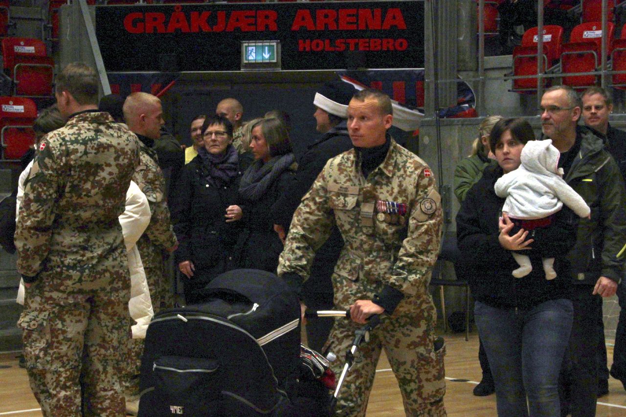 Back to the home front. The presence of numerous young mothers, pregnant girlfriends, prams, toddlers, and playing children in the arena disclose that many soldiers are also husbands and fathers, who have been missed and are now returning to new challenges and tasks. Photo by Birgitte Refslund Sørensen