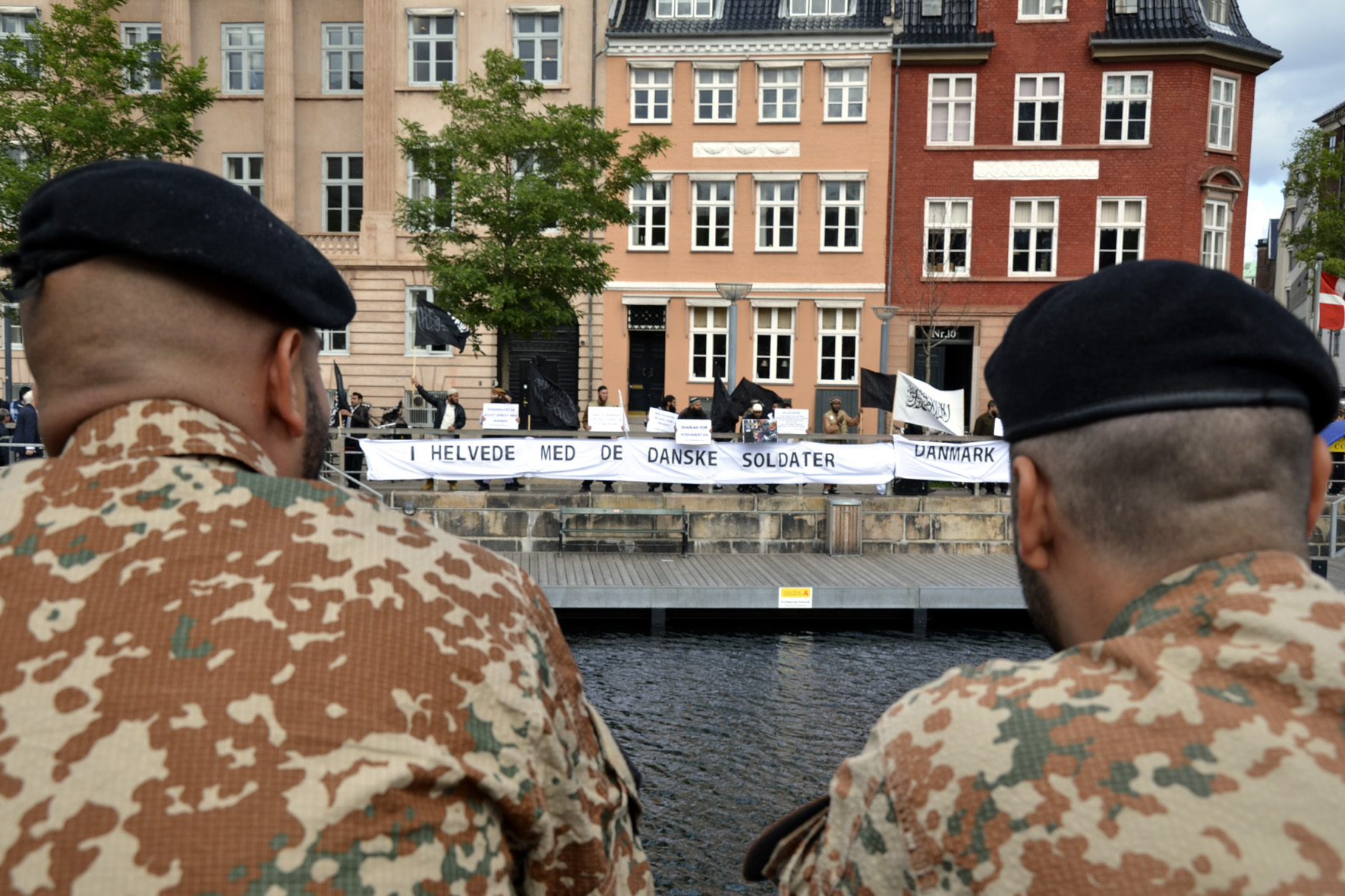 Danish ISAF 13-troops observing Muslim activists facing Christiansborg Palace. Photo by Thomas Randrup Pedersen 