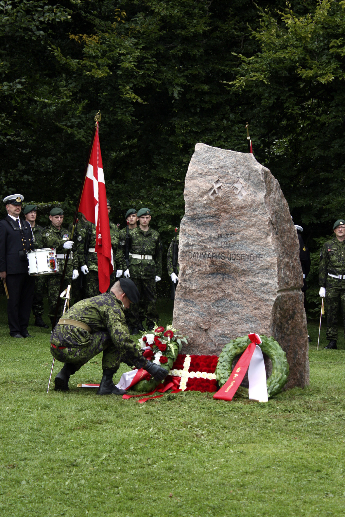 Wreath-laying ceremony during the inauguration of the Monument in Honour of Denmark’s deployed personnel, the Memorial Park in Aarhus. Photo by Mads Daugbjerg 
