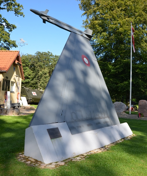 Wing from a Danish F16 fighter, with attached sidewinder missile, donated to the Rindsholm memorial park by the Danish Air Force in 2010. Photo: Thomas Randrup Pedersen ©